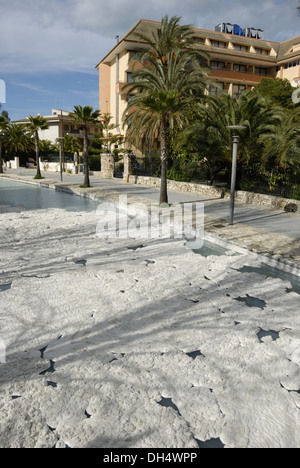 Weißer Schaum auf einem Kanal in Port de Alcudia Stockfoto