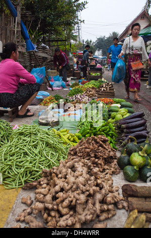 Vertikale Nahaufnahme von Obst und Gemüse Tagesmarkt in Luang Prabang. Stockfoto
