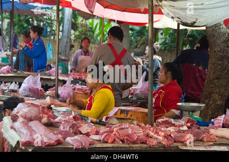 Horizontale Nahaufnahme von Platten mit frischem Fleisch, die auf dem täglichen Markt in Luang Prabang, Laos, verkauft werden Stockfoto