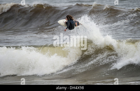 Surfer in der Luft, False Bay, Südafrika Stockfoto