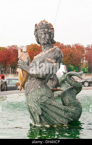 Ein Foto von einem der Skulpturen, die Bestandteil einer der Brunnen in Place De La Concorde, Paris, Frankreich Stockfoto
