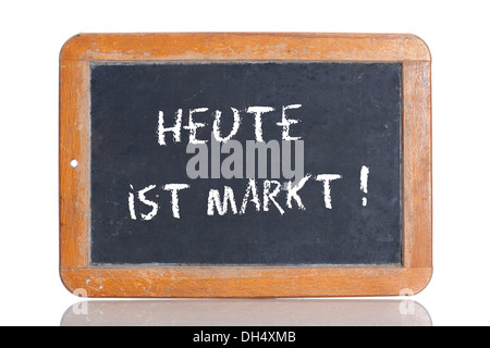 Old-School-Tafel mit den Worten HEUTE IST MARKT, ist Deutsch für den Markt heute Stockfoto