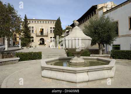 Brunnen vor dem Rathaus in Arta Stockfoto