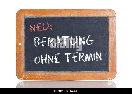 Alte Schultafel mit den Worten NEU: BERATUNG OHNE TERMIN, Deutsch für New: Beratung ohne Termin Stockfoto