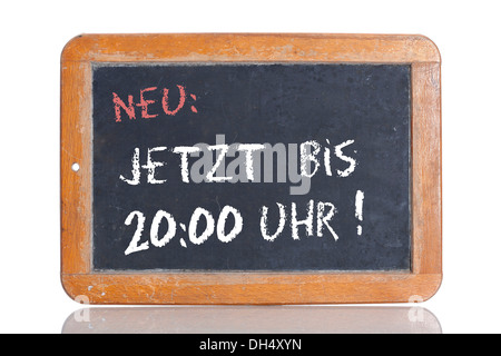 Alte Schultafel mit den Worten NEU: JETZT BIS 20:00 UHR!, Deutsch für New: jetzt bis 20:00 geöffnet Stockfoto