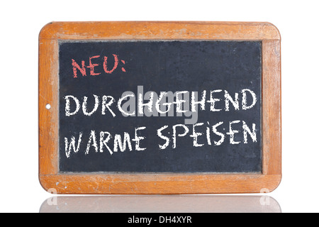 Alte Schultafel mit den Worten NEU: DURCHGEHEND WARME SPEISEN, Deutsch für New: warme Mahlzeiten serviert den ganzen Tag Stockfoto