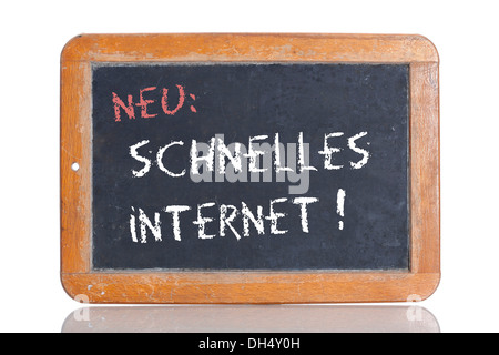 Alte Schultafel mit den Worten NEU: SCHNELLES INTERNET!, Deutsch für New: schnelle Internet! Stockfoto