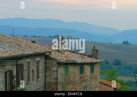 Das "grüne Herz Italiens", Umbrien, liegt in der Mitte von Italien ohne Zugang zum Meer und ist bekannt für seine schöne Landschaft & Gebäude Stockfoto