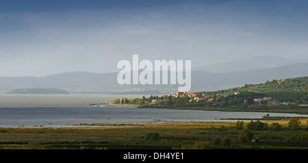 Das "grüne Herz Italiens", Umbrien, liegt in der Mitte von Italien ohne Zugang zum Meer und ist bekannt für seine schöne Landschaft & Gebäude Stockfoto