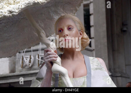 London, UK. 31. Oktober 2013. Lady Gaga mit Muschel Blätter Langham Hotel London 31.10.2013 Credit: JOHNNY ARMSTEAD/Alamy Live News Stockfoto