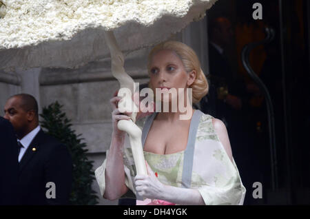 London, UK. 31. Oktober 2013. Lady Gaga mit Muschel Blätter Langham Hotel London 31.10.2013 Credit: JOHNNY ARMSTEAD/Alamy Live News Stockfoto