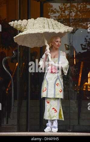 London, UK. 31. Oktober 2013. Lady Gaga mit Muschel Blätter Langham Hotel London 31.10.2013 Credit: JOHNNY ARMSTEAD/Alamy Live News Stockfoto