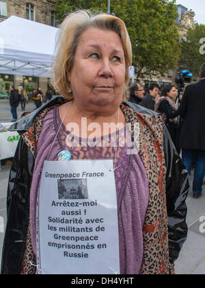 Paris, Frankreich. Französische Umwelt Gruppen protestieren mit Greenpeace, gegen die Inhaftierung von 30 Aktivisten in Russland, Detail Protest anmelden Frau, Mutter von Gefangenen, Portrait auf Straße Stockfoto