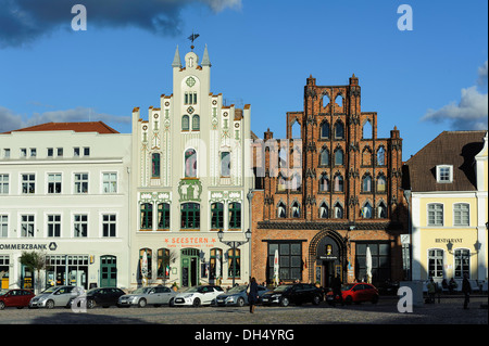 Historische Häuser mit Restaurant "Alter Schwede", 14.c., Markt Platz, hanseatische Stadt Wismar, Deutschland, UNESCO-Welterbe Stockfoto