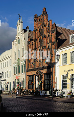 Historische Häuser mit Restaurant "Alter Schwede", 14.c., Markt Platz, hanseatische Stadt Wismar, Deutschland, UNESCO-Welterbe Stockfoto