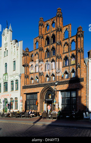 Historische Häuser mit Restaurant "Alter Schwede", 14.c., Markt Platz, hanseatische Stadt Wismar, Deutschland, UNESCO-Welterbe Stockfoto