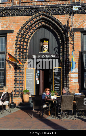 Historische Häuser mit Restaurant "Alter Schwede", 14.c., Markt Platz, hanseatische Stadt Wismar, Deutschland, UNESCO-Welterbe Stockfoto