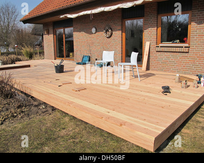 Bau einer Holzterrasse aus Douglasie Dielen Stockfoto