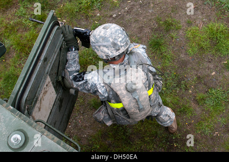 Ein Soldat mit Firma A, 2. Bataillon, 1. Infanterie-Regiment, 2-2 Stryker Brigade Combat Team, 7. Infanterie-Division greift ein Ziel während eines Stress-Shooting am Joint Base Lewis-McChord, Wash., Okt. 23. Das Stress-Shooting getestet der Soldat Fähigkeit, Tanne Stockfoto
