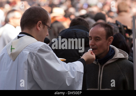 Priester geben, Gläubigen Gemeinschaft Stockfoto