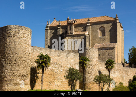 KIRCHE IGLESIA DEL ESPIRITU SANTO RONDA ANDALUSIEN UND STADTMAUERN Stockfoto