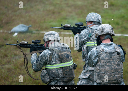 Soldaten mit Firma A, 2. Bataillon, 1. Infanterie-Regiment, 2-2 Stryker Brigade Combat Team, 7. US-Infanteriedivision engage Ziele während einer Belastung am Joint Base Lewis-McChord, Wash., Okt. 23 schießen. Das Stress-Shooting testeten die Soldaten Fähigkeit, u Feuer Stockfoto