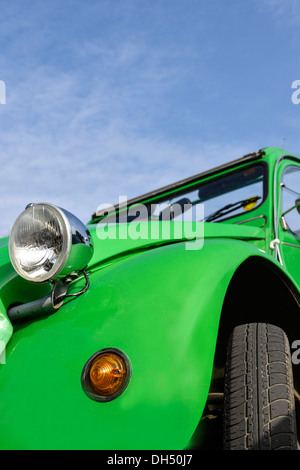 Alte grüne Citroen 2CV Stockfoto