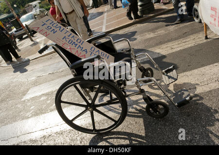 Athen, Griechenland. 31. Oktober 2013. Menschen mit Behinderungen inszenieren eine Demonstration gegen Sparmaßnahmen zu protestieren. Sie gingen in das Finanzministerium zu protestieren und rufen Parolen, wie mit der Besteuerung in den letzten Jahren der Wirtschaftskrise erhöhen, sie es schwer finden, mit ihrer Behinderung entstandenen Kosten zu bewältigen.  Bildnachweis: Nikolas Georgiou / Alamy Live News Stockfoto