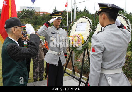 Der koreanische Vertreter der Krieg Veteranen salutiert, den Kranz nach den Kranz an die Vereinten Nationen Gedenkfriedhof während des 68. Jahrestags der Feier Tag der Vereinten Nationen am 24. Oktober im UN-Memorial Cemetery zu widmen. Stockfoto