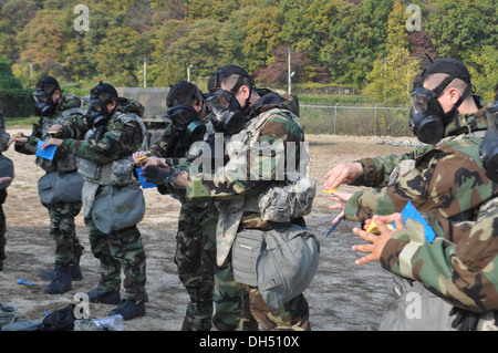 Soldaten aus der Hauptsitz und zentrale Batterie, 210. Fires Brigade, 2. US-Infanteriedivision Praxis Dekontamination selbst mit einer Dekontamination Kit CBRN Training auf Camp Casey, Süd Korea, 24. Oktober 2013. 210. Fires Brigade ist dedic Stockfoto