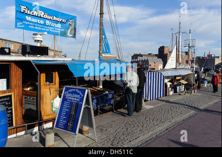 Fischhändler auf Booten im alten Hafen, Hansestadt Wismar, Mecklenburg-hierhin Pommern, Deutschland, Stockfoto
