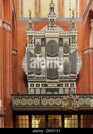 barocke Kanzel und Orgel in der Kirche St. Nicolai, Hansestadt Wismar, Mecklenburg-hierhin Pommern, Deutschland, UNESCO-Welt-h Stockfoto