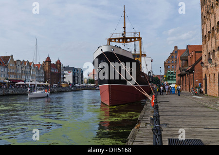 Blick vom Bleihof Insel an der Mottlau, Schiff "Soldek" vorn, erste Boot gebaut in der Danziger Werft nach dem zweiten Weltkrieg Stockfoto