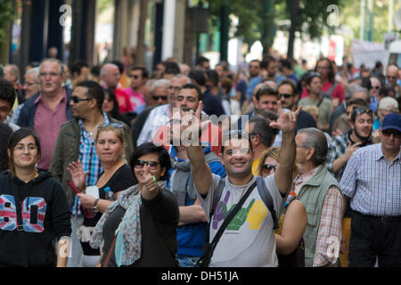 Athen, Griechenland. 31. Oktober 2013. Menschen mit Behinderungen inszenieren eine Demonstration gegen Sparmaßnahmen zu protestieren. Sie gingen in das Finanzministerium zu protestieren und rufen Parolen, wie mit der Besteuerung in den letzten Jahren der Wirtschaftskrise erhöhen, sie es schwer finden, mit ihrer Behinderung entstandenen Kosten zu bewältigen.  Bildnachweis: Nikolas Georgiou / Alamy Live News Stockfoto