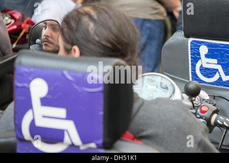 Athen, Griechenland. 31. Oktober 2013. Menschen mit Behinderungen inszenieren eine Demonstration gegen Sparmaßnahmen zu protestieren. Sie gingen in das Finanzministerium zu protestieren und rufen Parolen, wie mit der Besteuerung in den letzten Jahren der Wirtschaftskrise erhöhen, sie es schwer finden, mit ihrer Behinderung entstandenen Kosten zu bewältigen.  Bildnachweis: Nikolas Georgiou / Alamy Live News Stockfoto