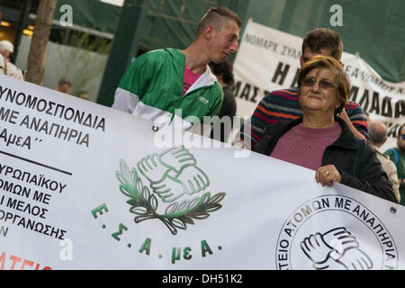 Athen, Griechenland. 31. Oktober 2013. Menschen mit Behinderungen inszenieren eine Demonstration gegen Sparmaßnahmen zu protestieren. Sie gingen in das Finanzministerium zu protestieren und rufen Parolen, wie mit der Besteuerung in den letzten Jahren der Wirtschaftskrise erhöhen, sie es schwer finden, mit ihrer Behinderung entstandenen Kosten zu bewältigen.  Bildnachweis: Nikolas Georgiou / Alamy Live News Stockfoto