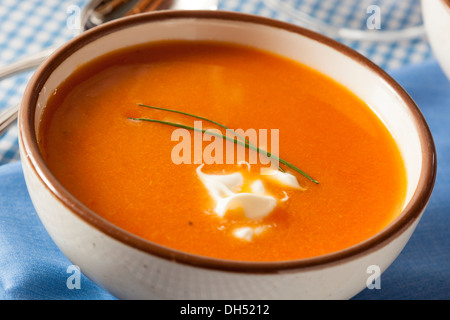 Hausgemachte Orangen Karottensuppe mit Sauerrahm Stockfoto