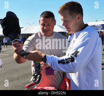 Staff Sgt Daniel Burgess erklärt seine Gewohnheit läuft prothetische Generalleutnant Jeffrey Talley, Chef der Armee-Reserve, nach Abschluss der Armee zehn Miler heute in Washington, DC. Burgess, eine Armee Reservesoldat von Garfield Heights, OH, sein Bein verloren wenn Stockfoto