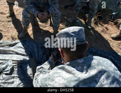 Pvt. Austin Bradshaw, Säge Kanonier für Alpha Company, 1. Bataillon, 6. Infanterie-Regiment, 2. Brigade, 1. US-Panzerdivision, baut eine M249 Squad automatische Waffe in Fort Bliss, Texas, 25. Oktober 2013. Soldaten im Netzwerk Integration Bewertung 14.1 sind Stockfoto