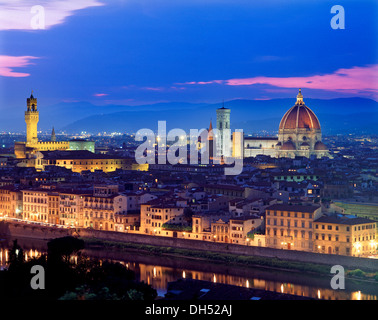 Blick auf Florenz in der Abenddämmerung von Piazzale Michelangelo, Toskana, Italien Stockfoto