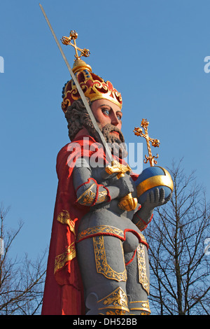 Historische Roland-Statue auf dem Marktplatz, das Wahrzeichen der Stadt Wedel, Marktplatz, Wedel, Schleswig-Holstein, Deutschland Stockfoto