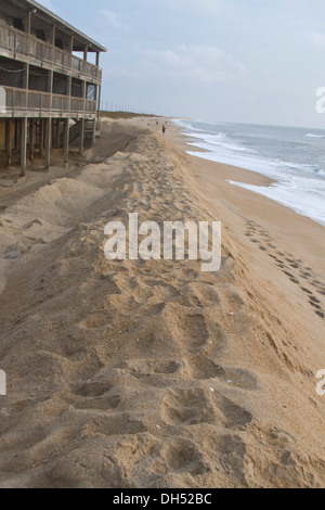 Eine große Sanddüne Barriere Linien den Strand von Cape Hatteras, North Carolina, USA, in den Outer Banks vor Hurrikane zu schützen Stockfoto