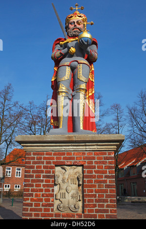 Historische Roland-Statue auf dem Marktplatz, das Wahrzeichen der Stadt Wedel, Marktplatz, Wedel, Schleswig-Holstein, Deutschland Stockfoto