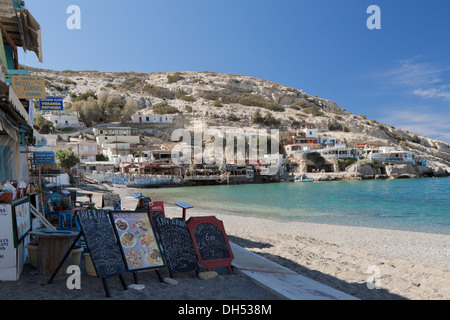 Bunte Matala auf der Bucht der Messara-Ebene, gesehen vom Strand entfernt, mit seinen zahlreichen Cafés, Region Heraklion, Kreta, Griechenland. Stockfoto