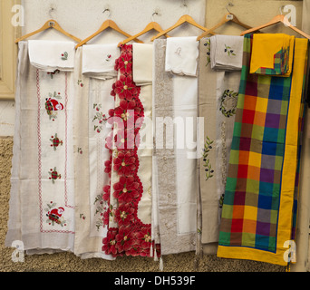 HANDGEMACHTE BESTICKTEN TISCHDECKEN, HÄNGEN AN DER WAND ZUM VERKAUF IN RONDA ANDALUSIEN SPANIEN Stockfoto