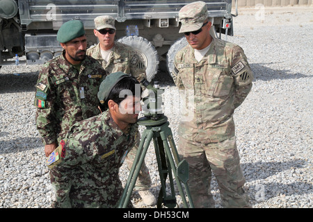 Afghan National Army Staff Sgt Asill Khan, der Meister Schütze für Feld-Artillerie-Batterie, 4. Kandak, 4. Brigade 203. Co Stockfoto