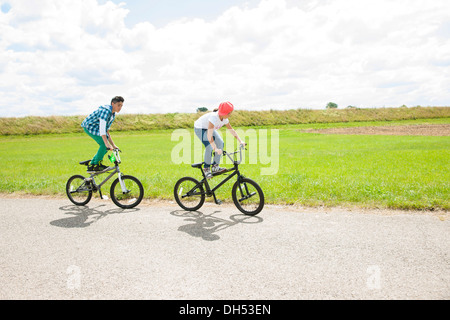 Zwei jungen, Radfahren Stockfoto