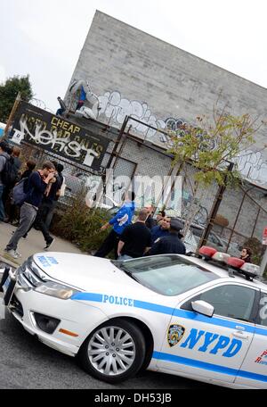 Queens, New York, USA. 31. Oktober 2013.  Polizei verhaftet Verdächtigen, die angeblich versucht, Banksy Ballon vor Ort für Banksy aufblasbare Throw-Up Ballon in Blissville Königinnen, Borden Avenue und 35th Street, Long Island City, Queens, NY 31. Oktober 2013 zu stehlen. Bildnachweis: Derek Sturm/Everett Collection/Alamy Live-Nachrichten Stockfoto