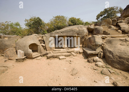 Höhle 11 : Jambesvara Gumpha, Udaygiri Caves, Odisha, Indien. Die Inschrift in dieser Höhle dokumentiert, dass es sich um die Höhle von Nayaki, der Frau von Mahamade, handelt. Stockfoto