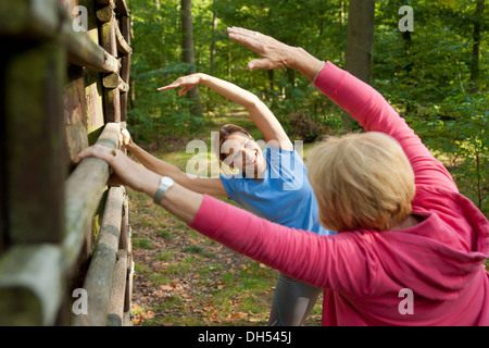 Frauen Training auf einer Outdoor-Fitness-Parcours Stockfoto